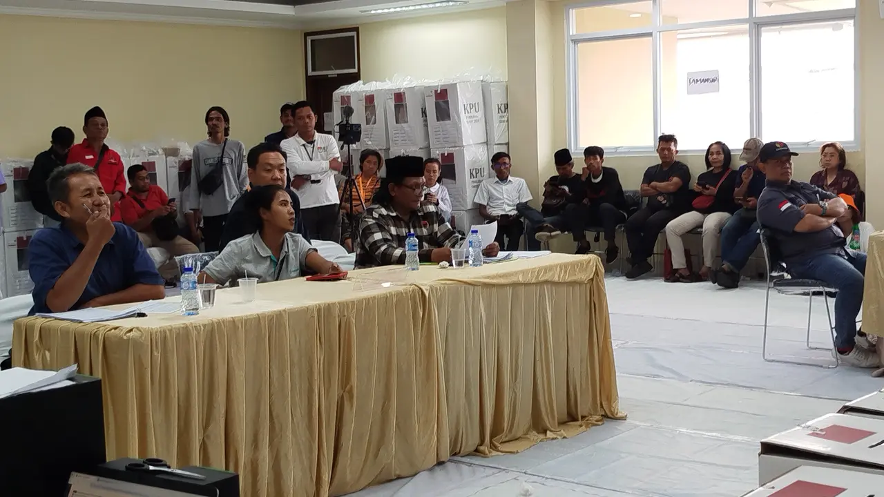 Bendahara Tim Pemenangan Pramono Anung-Rano Karno, Charles Honoris, sambangi Kecamatan Tamansari, Jakarta Barat, Jumat (29/11/2024) (Liputan6.com/Ady Anugrahadi)