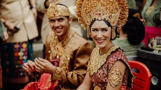 FOTO: Momen Pernikahan Westny DJ yang Beradat Bali