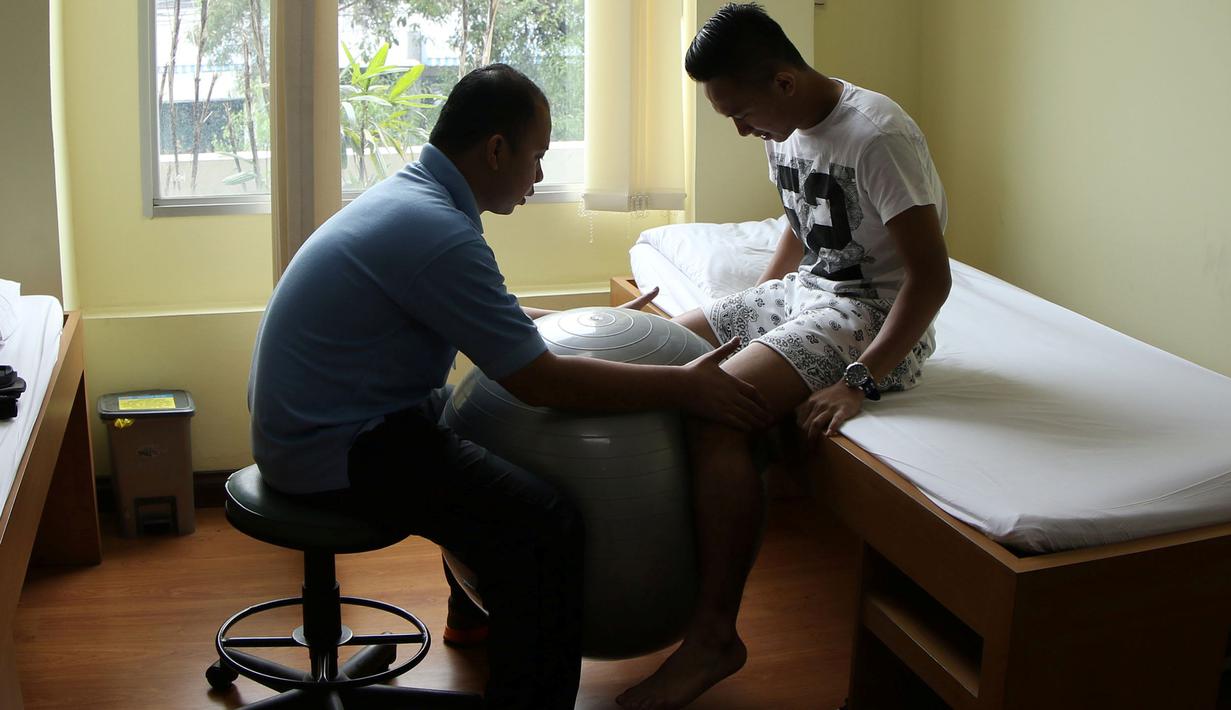 Berlatih dengan bola untuk memperkuat otot lututnya. (Bola.com/Arief Bagus)