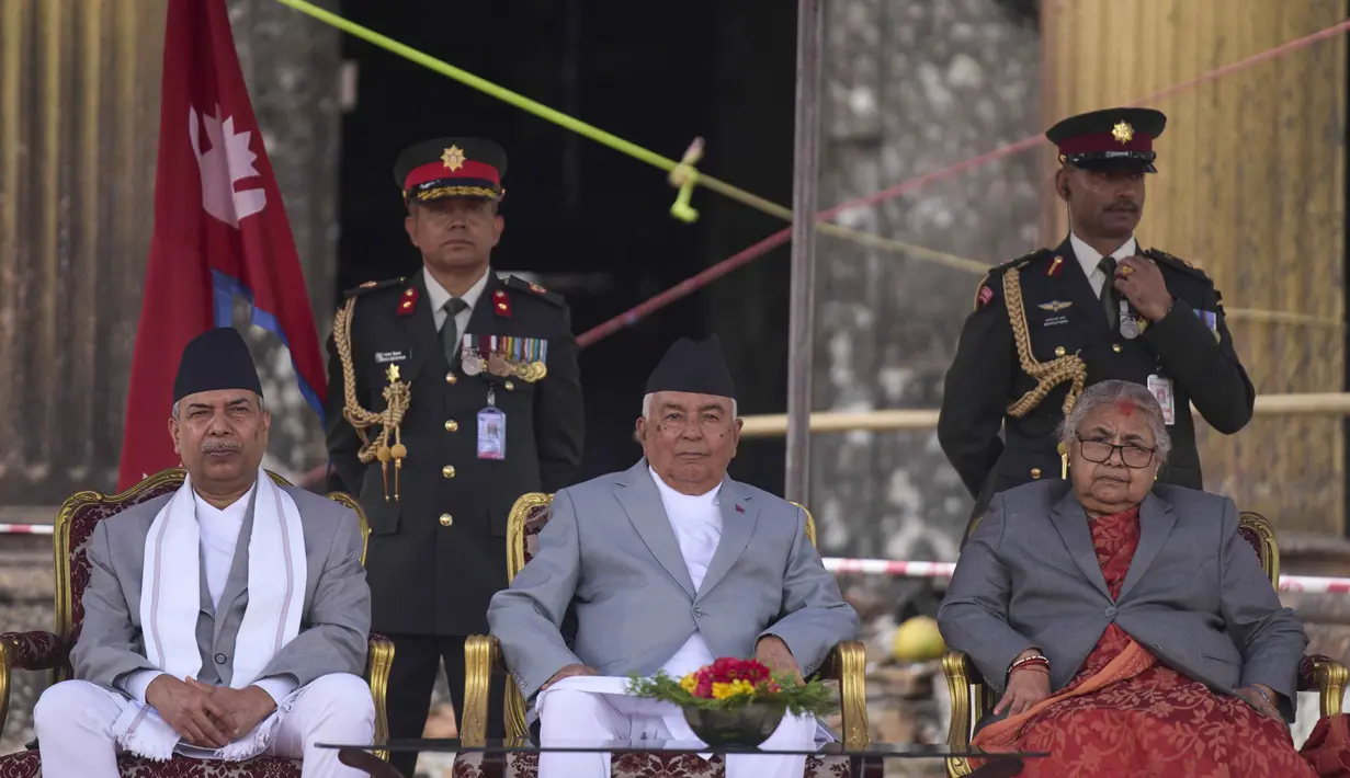 Sebelumnya, Sushila Karki resmi dilantik sebagai perdana menteri baru Nepal pada Jumat (12/9/2025). Ia resmi menjadi PM perempuan pertama di Nepal. (AP Photo/Niranjan Shrestha)