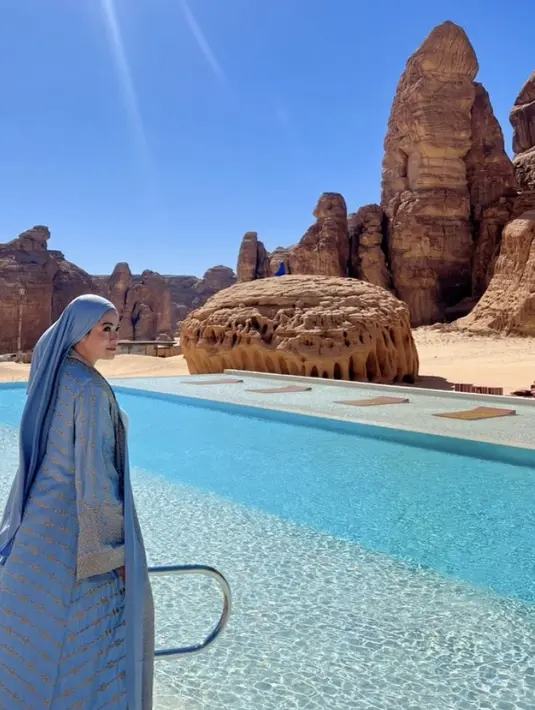 Dipadukan dengan outer model jubah panjang biru dengan aksen bordiran keemasan, pada bagian depan dan lengan. [@titi_kamall]