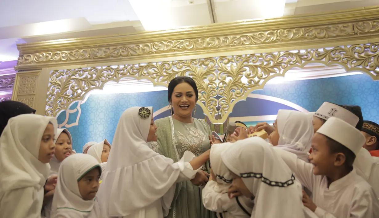Anak-anak yatim begitu antusias mengerubungi Krisdayanti. Krisdayanti juga terlihat begitu bahagia berada di antara para anak yatim. Dengan memakai busana hijau muda, Krisdayanti terlihat memesona. (KapanLagi.com/Nurwahyunan)