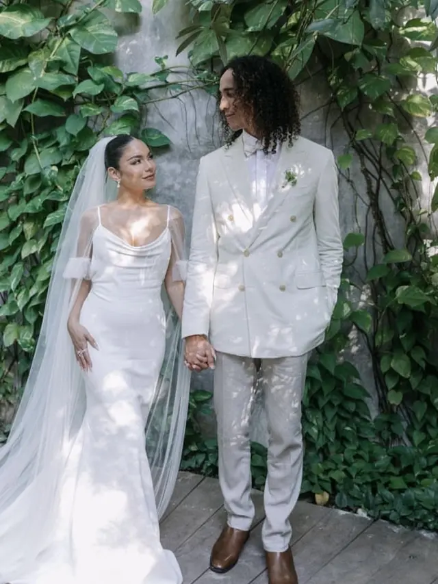 6 Potret Vanessa Hudgens Resmi Dinikahi Pemain Baseball , Tampil Cantik Dibalut 2 Gaun Vera Wang