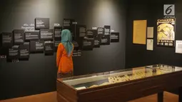 Pengunjung melihat tulisan perjalanan sejarah Pangeran Diponegoro di  Kamar Diponegoro, Museum Sejarah, Jakarta, Senin (1/4). Kamar Diponegoro adalah salah satu ruangan yang digunakan pahlawan nasional, Pangeran Diponegoro (1785-1855) selama 26 hari penahanan. (Liputan6.com/Faizal Fanani)