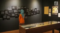 Pengunjung melihat tulisan perjalanan sejarah Pangeran Diponegoro di  Kamar Diponegoro, Museum Sejarah, Jakarta, Senin (1/4). Kamar Diponegoro adalah salah satu ruangan yang digunakan pahlawan nasional, Pangeran Diponegoro (1785-1855) selama 26 hari penahanan. (Liputan6.com/Faizal Fanani)