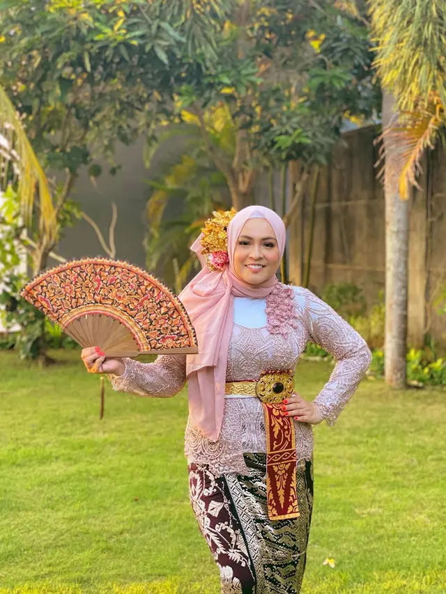 Potret Keluarga Uya Kuya Pakai Baju Adat Bali. (Sumber: Instagram/astridkuya)