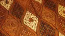 Batik Sogan dari Solo. Motif batik ini didominasi warna cokelat, memiliki motif bunga dengan aksen titik dan garis lengkung. Dulu, batik ini dipakai oleh para raja Jawa, khususnya dari Keraton Kesultanan Solo.
