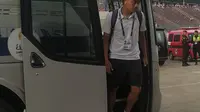 Pemain Thailand U-22 turun dari bus di depan Stadion Olympic, Phnom Penh, jelang laga final sepak bola SEA Games 2023, Selasa (16/5/2023). (Bola.com/Gregah Nurikhsani)