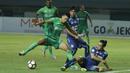 Bek Arema FC, Beny Wahyudi, berusaha menghadang gelandang Bhayangkara FC, Dendy Sulistyawan, pada laga Liga 1 di Stadion Patriot, Bekasi, Jumat (4/8/2017). Bhayangkara FC menang 2-1 atas Arema FC. (Bola.com/M Iqbal Ichsan)
