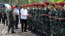 Menteri Pertahanan RI, Ryamizard Ryacudu (baju putih) disambut perwira pejabat di Markas Komando Pasukan Khusus di Cijantung Jakarta, Rabu (2/9/2015). Sidak terkait inventarisir kelengkapan alutsista yang dimiliki TNI. (Liputan6.com/Helmi Fithriansyah)