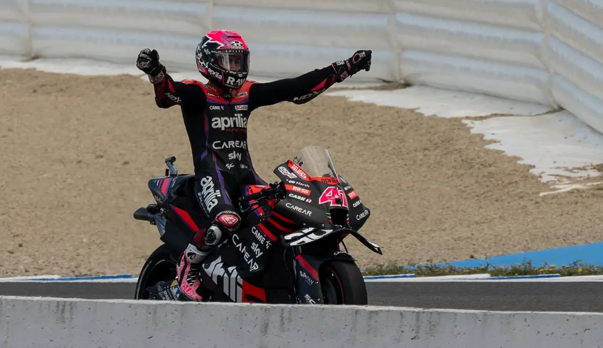 <p>Aleix Espargaro jadi pembalap tercepat di kualifikasi MotoGP Spanyol dan berhak atas pole position. (JORGE GUERRERO/AFP)</p>