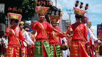 Peserta pawai karnaval budaya Toraja melintas di jalan utama kota Rantepao dalam rangka memeriahkan festival budaya adat Lovely December In Toraja 2010. (Antara)