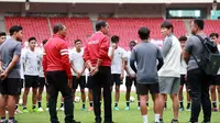 Presiden Joko Widodo memberikan motivasi kepada pemain Timnas Indonesia U-20 di Stadion Utama Gelora Bung Karno, Jakarta, Sabtu (1/4/2023). (Bola.com/Muhammad Iqbal Ichsan)