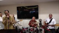 Menteri Perhubungan Budi Karya Sumadi dan  Menteri Pekerjaan Umum dan Perumahan Rakyat (PUPR) Basuki Hadimuljono bermain band, Jumat (15/6/2018).