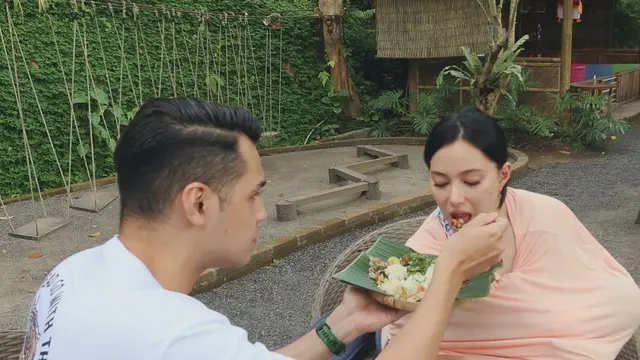 Jonas Rivanno menyuapi Asmirandah (https://www.instagram.com/p/CPHh51ZpI1e/)