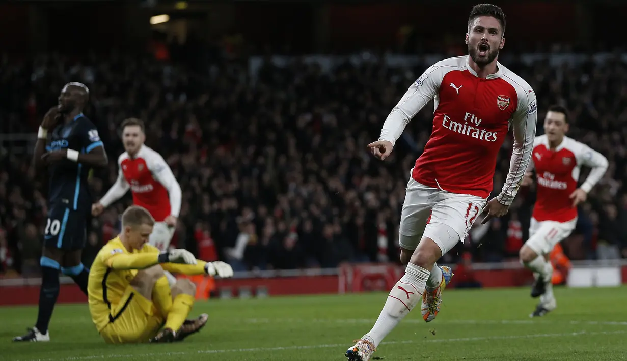 Striker Arsenal, Olivier Giroud berlari ke arah penonton usai mencetak gol saat melawan Manchester City pada lanjutan Liga Premier Inggris di Stadion  Emirates, London, Selasa (22/12/2015) dini hari WIB.  (AFP Photo/Adrian Dennis)