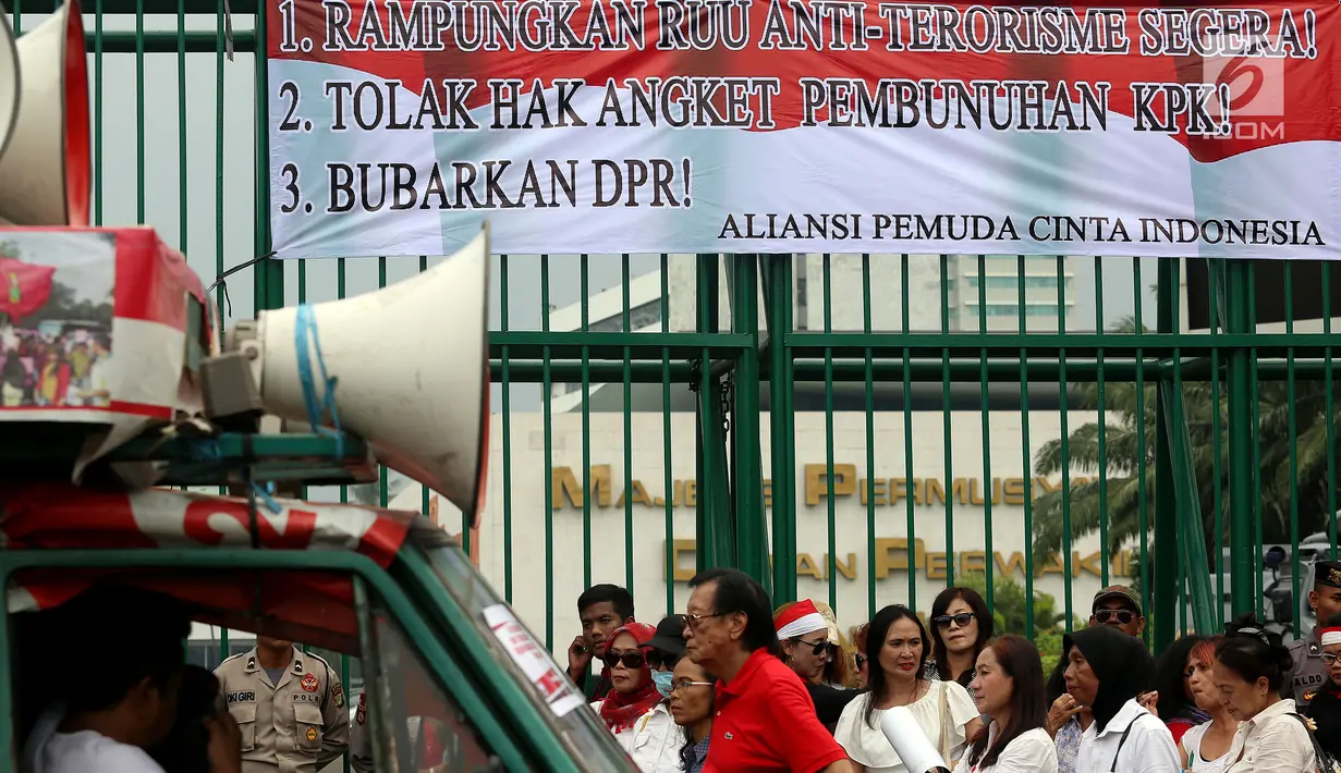 Massa melakukan unjuk rasa di depan Gedung DPR, Jakarta, Rabu (12/7). Dalam aksinya mereka menuntut Rampungkan RUU Anti - Terorisme, Tolak Hak Angket KPK, dan Bubarkan DPR. (Liputan6.com/Johan Tallo)