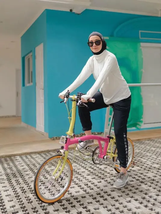 Selebgram Mega Iskanti memilih longsleeve top, jogger pants, dan hijab sport sebagai OOTD bersepedanya. [Foto: IG/megaiskanti].