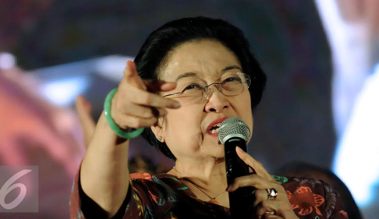 Ketua Umum PDIP, Megawati Soekarnoputri memberikan keterangan saat peluncuran buku Megawati Dalam Catatan Wartawan, Jakarta, Rabu (23/3/2016). Buku tersebut merupakan catatan jurnalis yang pernah meliput Megawati. (Liputan6.com/Helmi Fithriansyah)