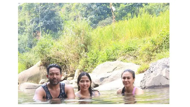 7 Potret Wulan Guritno Liburan di Alam, Tracking hingga Berendam di Sungai
