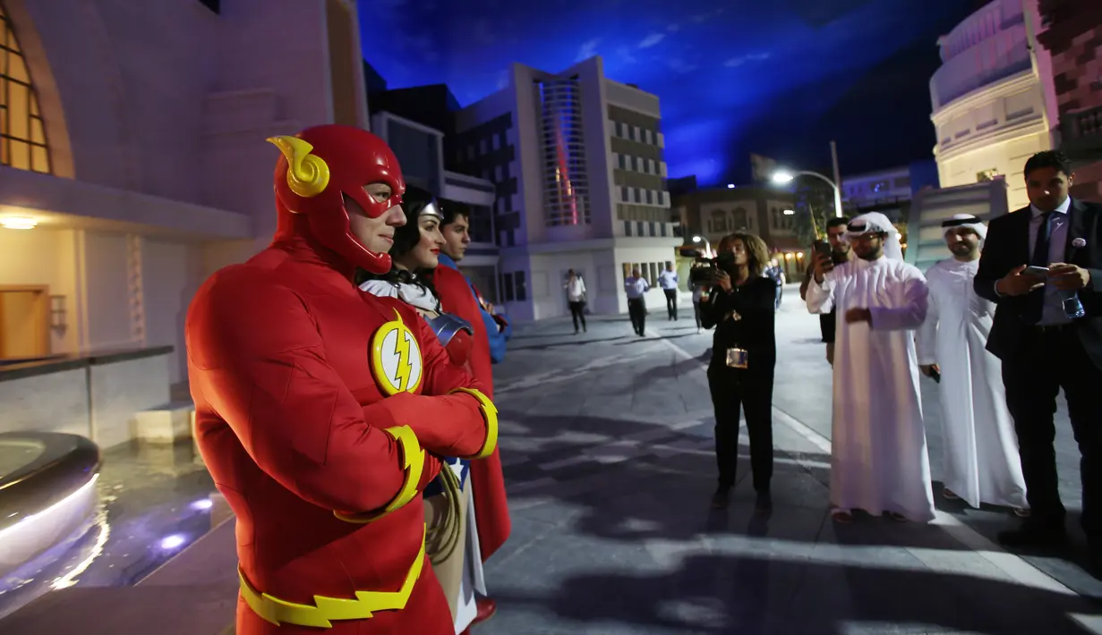 Karakter Flash, Wonder Woman dan Superman terlihat dipajang di taman hiburan Warner Bros, Abu Dhabi, 18 April 2018. Abu Dhabi berencana membuka taman hiburan Warner Bros senilai USD1 miliar (Rp14 triliun) pada Juli mendatang. (AP/Kamran Jebreili)