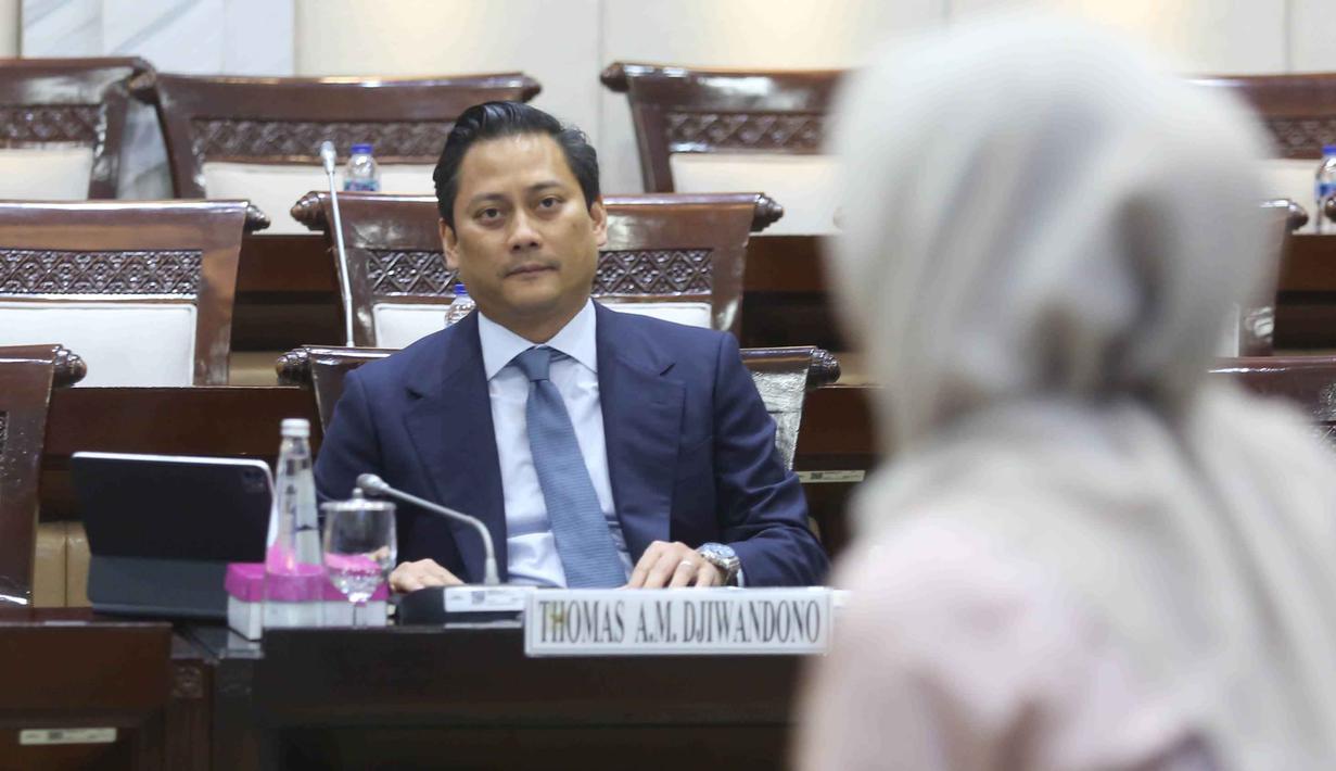 Sebelumnya, Komisi XI DPR RI melakukan uji uji kelayakan dan kepatutan para calon Deputi Gubernur Bank Indonesia (BI) pada Sabtu (23/1/2026) dan Senin (26/1/2026). Tampak dalam foto, Wakil Menteri Keuangan yang juga Calon Deputi Gubernur Bank Indonesia, Thomas Djiwandono saat mengikuti uji kelayakan dan kepatutan di ruang Komisi XI Dewan Perwakilan Rakyat Republik Indonesia di Kompleks Parlemen, Senayan, Jakarta, Senin (26/1/2026). (Merdeka.com/Arie Basuki)
