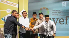 Wakil Ketua Dewan Masjid Indonesia  Syafrudin (ketiga kiri) meresmikan tempat nongkrong Isyef Point di Masjid Cut Meutia, Jakarta, Selasa (20/11). Isyef Point akan menjadi pusat pemberdayaan ekonomi pemuda dan remaja Masjid. (Liputan6.com/Faizal Fanani)