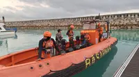 Seorang Pria Hilang Tersapu Ombak Saat Mancing di Tebing Pantai Kelingking Bali