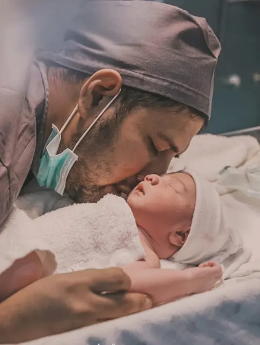 Jumat (18/9/2020), Ammar dan Irish Bella dikaruniai anak berjenis kelamin laki-laki. Perempuan yang akrab disapa Ibel ini melahirkan anaknya dengan proses Caesar. Kelahiran anaknya tentu membuat Ammar bahagia. (Instagram/_irishbella_)