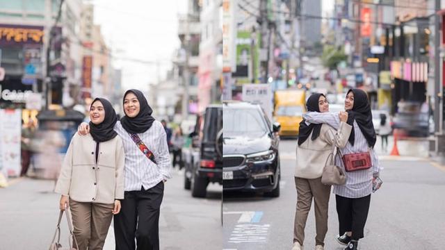 Meski terpaut usia 10 tahun, tak menjadi halangan dalam menjalin persahabatan.
