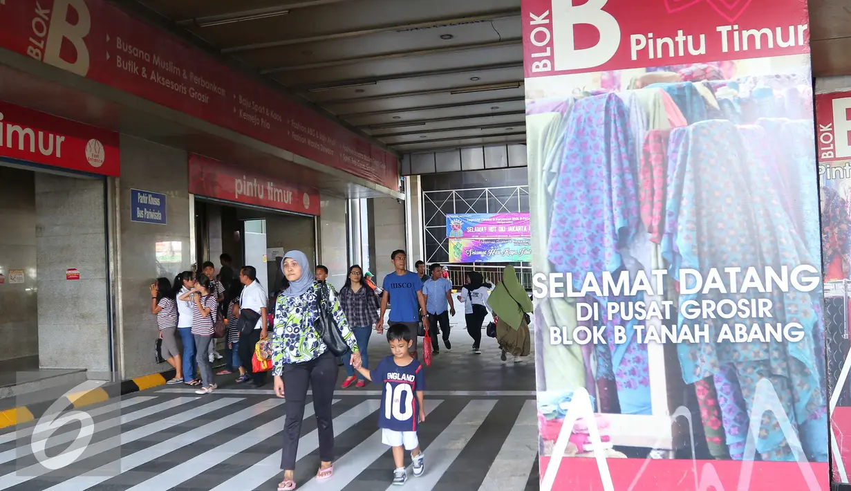 Sejumlah pengunjung di Blok B Pasar Tanah Abang usai Libur Lebaran, Jakarta, Jumat (15/7). Libur Lebaran telah selesai, namun kawasan Blok B Pasar Tanah Abang masih sepi. (Liputan6.com/Angga Yuniar)