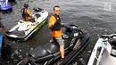 Wakapolri Komjen Pol Syaffrudin mengacungkan jempol sebelum bermain jetski dalam acara Bhayangkara Cup Jetski Round 1 di Pantai Mutiara Pluit, Jakarta, Minggu (22/07). (Liputan6.com/Fery Pradolo)