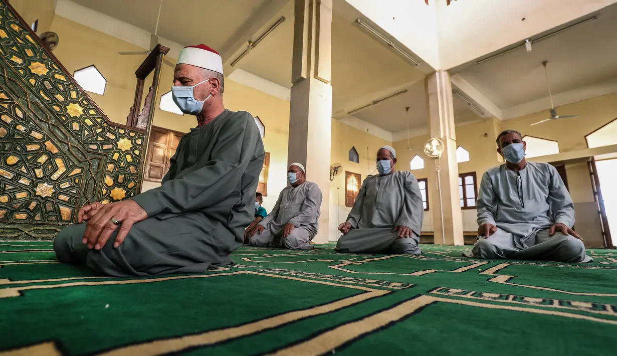 Seorang imam memimpin salat Idul Fitri di Desa Shamma, Menoufia, Nou delta, Mesir, Minggu (24/5/2020). Idul Fitri tahun ini dirayakan umat muslim seluruh dunia di tengah pandemi virus corona COVID-19. (Mohamed el-Shahed/AFP)