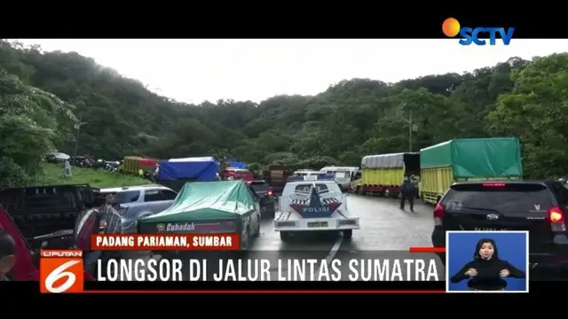 Ratusan kendaraan terjebak macet akibat longsor di kawasan jalur lintas Sumatra. Curah hujan yang tinggi menjadi pemicu longsor di tanah di Bukit Barisan.