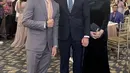 Puput pun kembali memilih warna hitam untuk stiletto heelsnya. Puput pun tampil serba hitam untuk outfitnya tersebut. [@azriel_hermansyah]