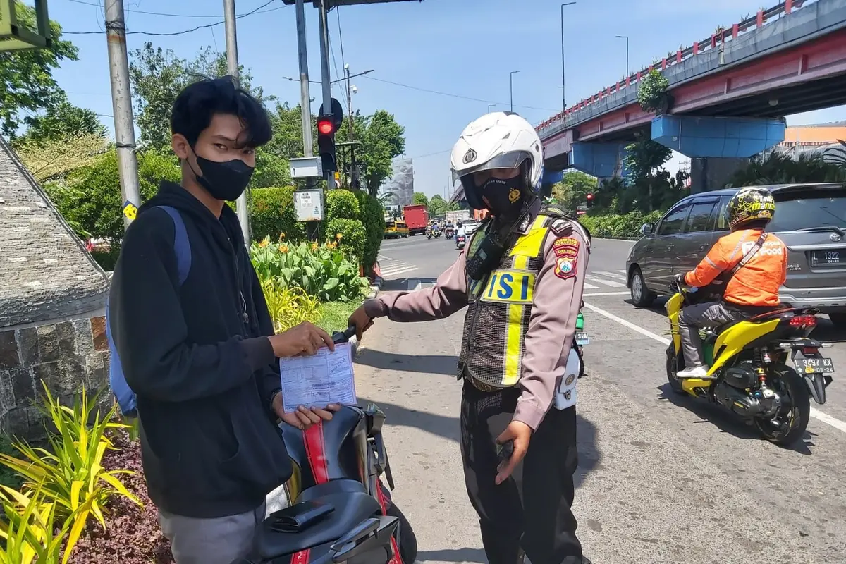 Polisi menindak pengendaran saat Operasi Patuh Semeru di Surabaya. (Dian Kurniawan/Liputan6.com)