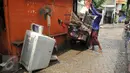 Warga mengemasi perabotan miliknya ke dalam sebuah gerobak di kawasan Kalijodo, Jakarta, Kamis (25/2). Hari ini, surat peringatan kedua (SP2) untuk mengosongkan/membongkar sendiri bangunan sudah terpasang di kawasan tersebut. (Lputan6.com/Gempur M Surya)