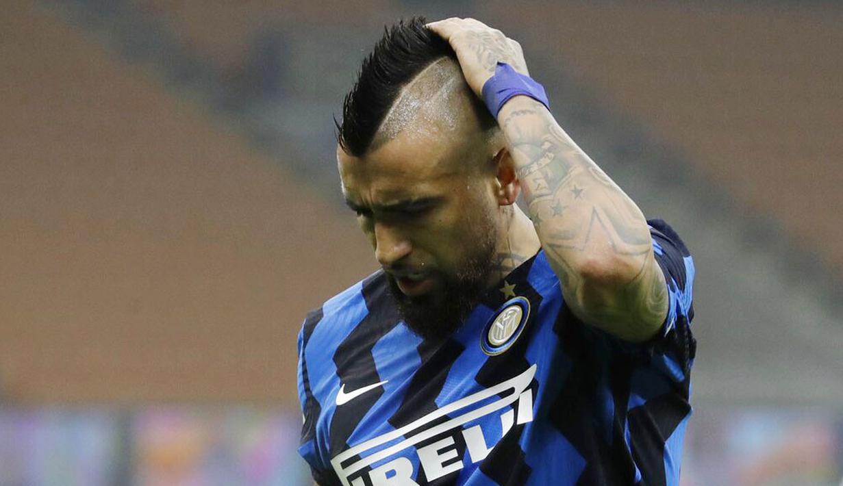 Gelandang Inter Milan, Arturo Vidal, tampak kecewa saat meninggalkan lapangan pada laga Coppa Italia di Stadion Giuseppe Meazza, Selasa (2/2/2021). Juventus menang dengan skor 2-1. (AP/Luca Bruno)
