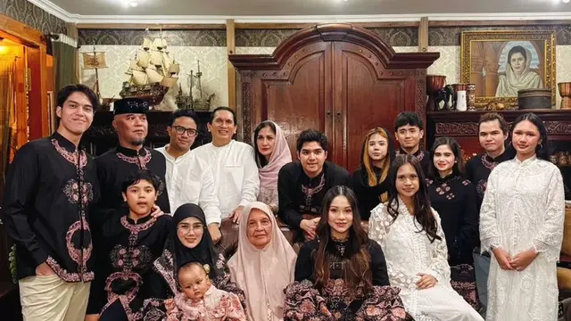 Tissa Biani saat lebaran di rumah Ahmad Dhani kompak pakai baju hitam. [@elelrumi]