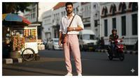 Fashion pria pakai outfit pink. Foto: Gemini