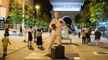 Seorang peserta berpakaian patung tampil dalam Statue Fest 2020 dengan tema "Skopje Disaat Corona", di alun-alun utama Skopje, Ibu Kota Makedonia Utara, 5 September 2020. Festival ini diselenggarakan oleh "Teatrosk" produksi teater jalanan yang menampilkan berbagai figur. (Robert ATANASOVSKI/AFP)