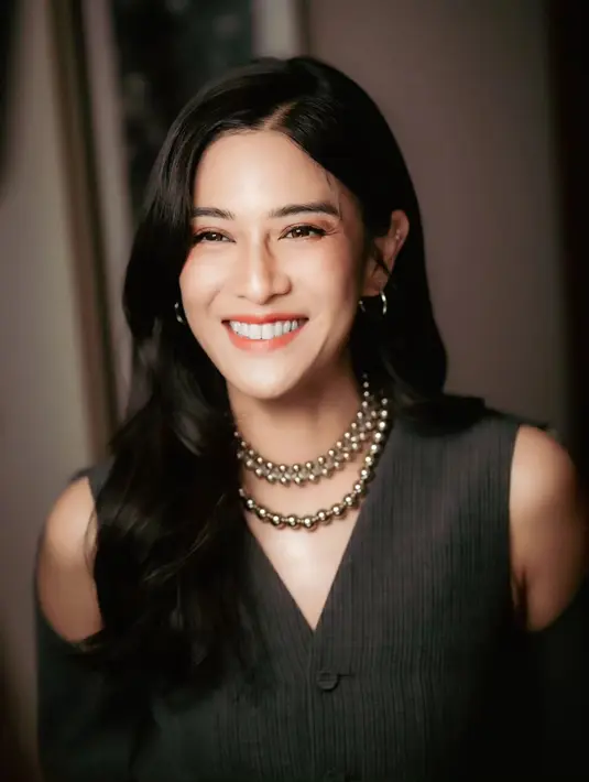 Cantik luar biasa potret Dian Sastrowardoyo dengan rambut hitam panjangnya yang dibelah pinggir dan berkilauan. [Foto: Instagram/therealdisastr]