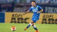 Gelandang Persib, Kim Jeffrey Kurniawan, saat laga Torabika Soccer Championship 2016 melawan Sriwijaya FC di Stadion Si Jalak Harupat, Bandung, Sabtu (30/4/2016). (Bola.com/Vitalis Yogi Trisna)