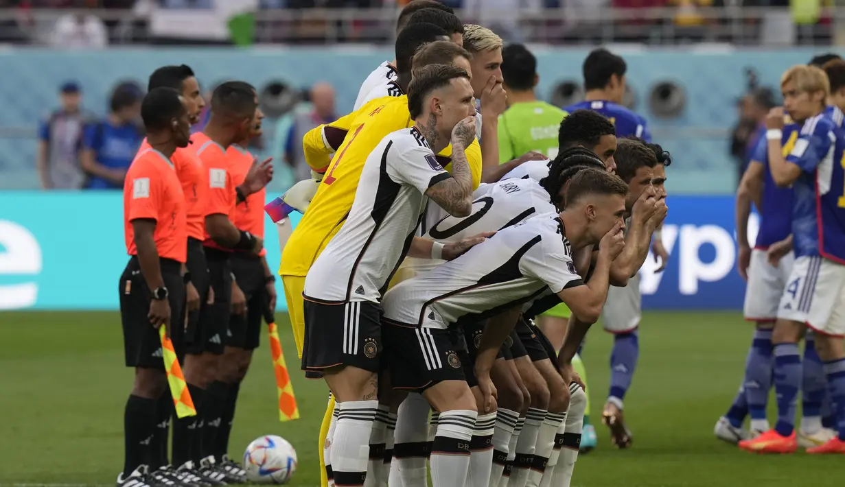 Para pemain timnas Jerman menutupi mulut mereka saat berpose untuk foto grup jelang pertandingan Grup E Piala Dunia 2022 Qatar melawan Jepang di Stadion Internasional Khalifa di Doha, Rabu (23/11/2022). Para negara penyokong One Love rencananya mau memakai ban kapten bermotif pelangi di setiap pertandingan Piala Dunia 2022. Namun, kampanye tersebut mendapat penolakan dari FIFA. (AP Photo/Eugene Hoshiko)