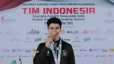 Atlet Wushu, Edgar Xavier Marvelo, berpose setelah acara penyambutan atlet SEA Games 2025 di Bandara Soekarno-Hatta, Tangerang, Selasa (16/12/2025). (Bola.com/M Iqbal Ichsan)