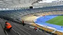 Pekerja melakukan perawatan pada stadion NSC Olimpiyskiy di Kiev, Senin (14/5). Stadion NSC Olimpiyskiy ini telah ditujuk UEFA sebagai venue final Liga Champions 2018 antara Real Madrid vs Liverpool pada 26 Mei mendatang. (AFP/Sergei SUPINSKY)