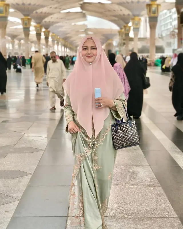 Potret bahagia 7 seleb merayakan Lebaran 2025 di Tanah Suci, Bella Saphira tampil anggun berhijab