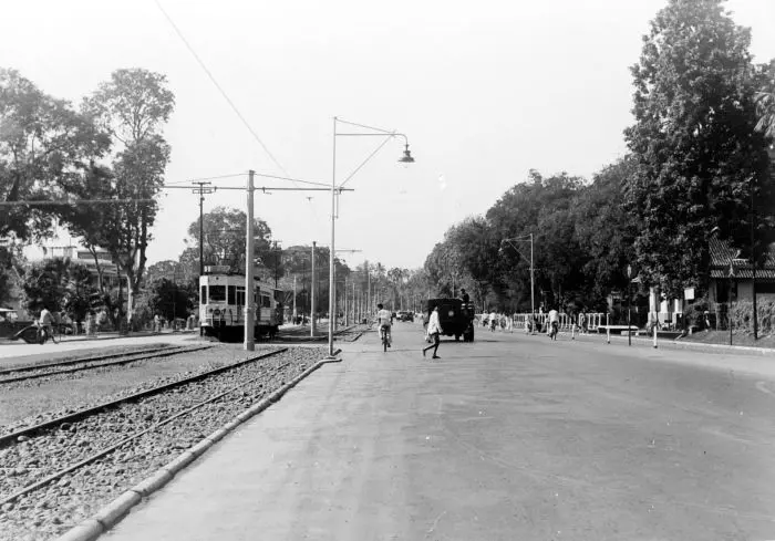 Trem uap terlihat melintas di jalur Kramat-Salemba, Jakarta Pusat pada periode 1900-1940. (Collectie Tropenmuseum-Wikimedia.org)
