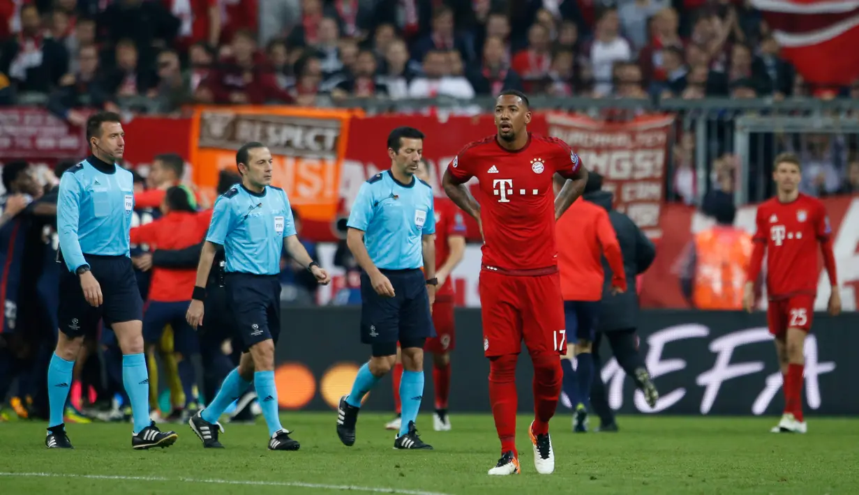Bek Muenchen, Jerome Boateng berjalan dengan kekecewaan di wajahnya usai pertandingan melawan Atletico Madrid di semifinal Liga Champions di Allianz Arena (4/5). Atletico melaju ke final dengan aggregat gol tandang. (Reuters/Michaela Rehle)