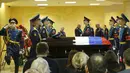 Sejumlah orang menghadiri upacara pemakaman pilot asal Rusia, Oleg Peshkov di Lipetsk, Rusia, Rabu (2/12). Oleg Peshkov adalah pilot yang tewas saat pesawat tempur Su-24 yang dikemudikannya ditembak jatuh Turki pekan lalu. (REUTERS/Maxim Zmeyev)